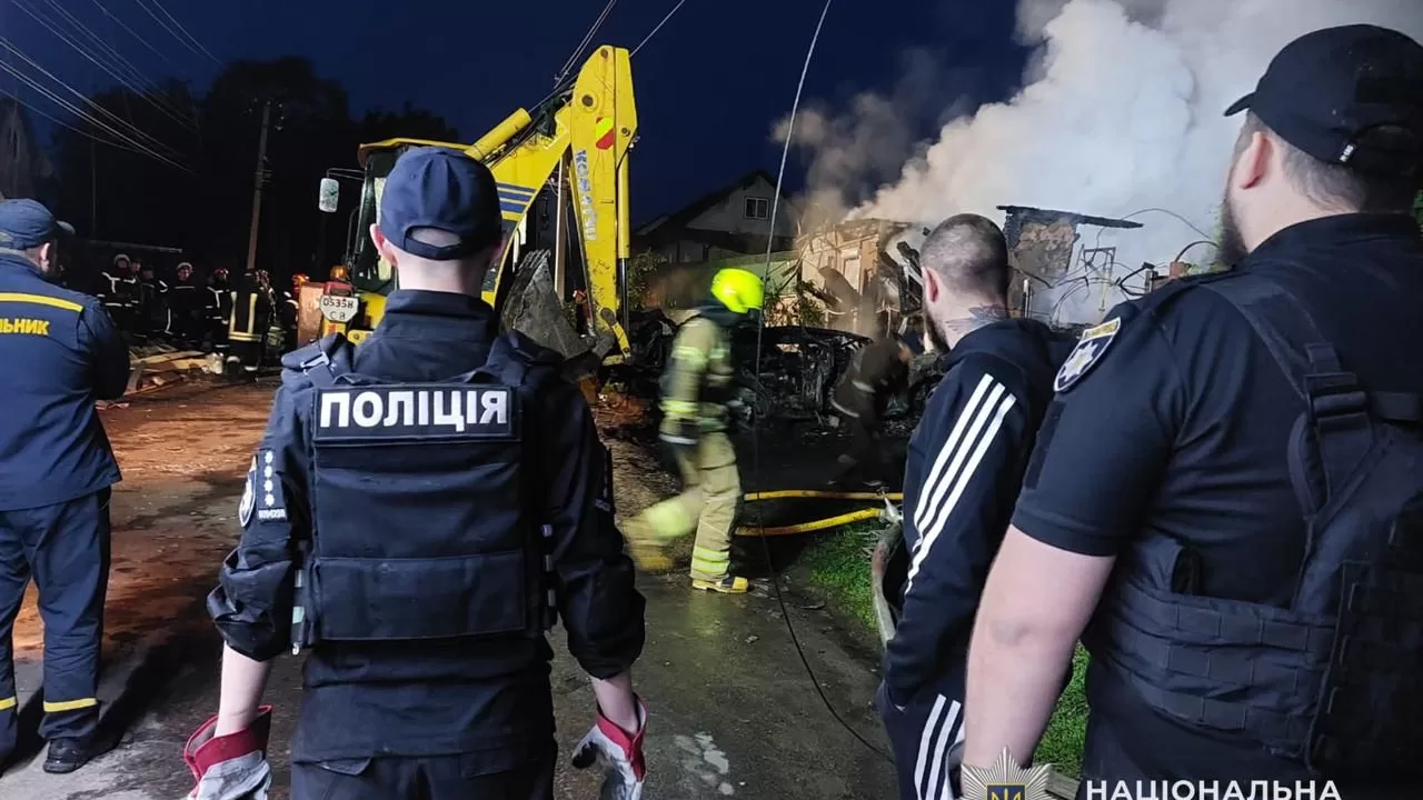 Спасатели и полиция на месте удара в Прилуках / Фото: Нацполиция