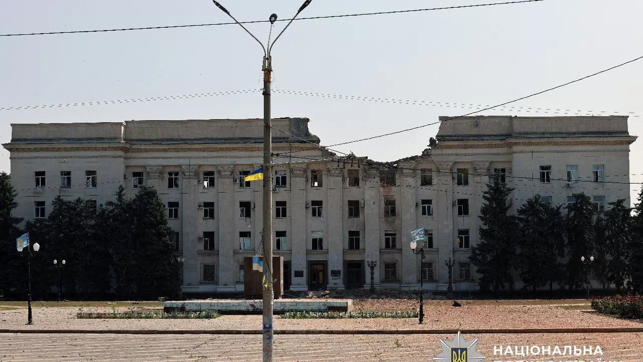 Росіяни влучили КАБом по будівлі Херсонської ОВА / Фото: Поліція Херсонської області