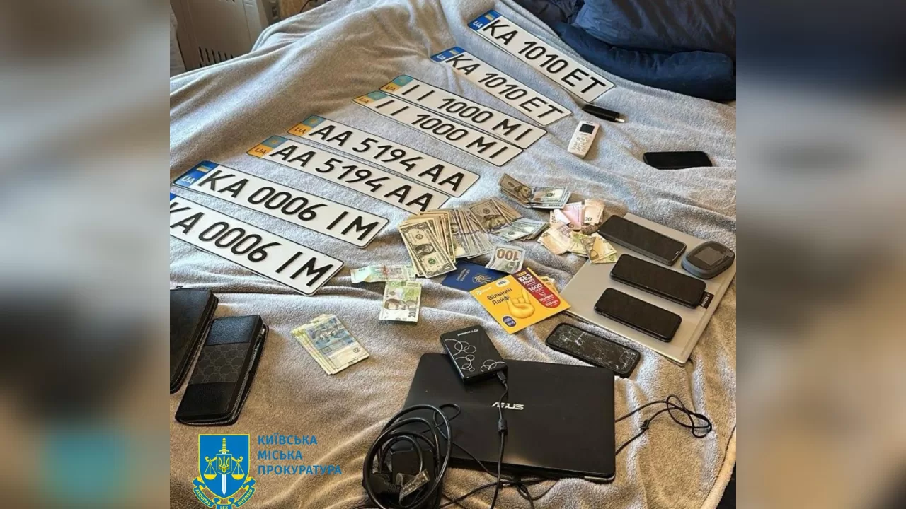 Работник сервисного центра МВД в Киеве торговал автономерами в Instagram / Фото: Киевская городская прокуратура