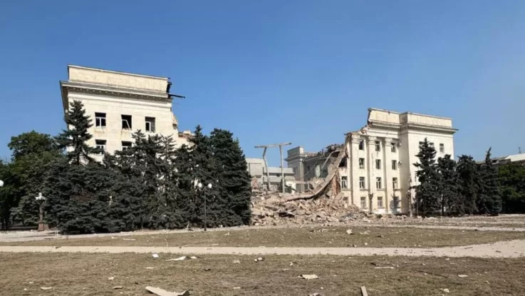 Russians destroy the building of Kherson regional state administration