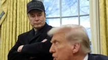 Ілон Маск слухає виступ президента США Дональда Трампа в Овальному кабінеті / Фото: REUTERS