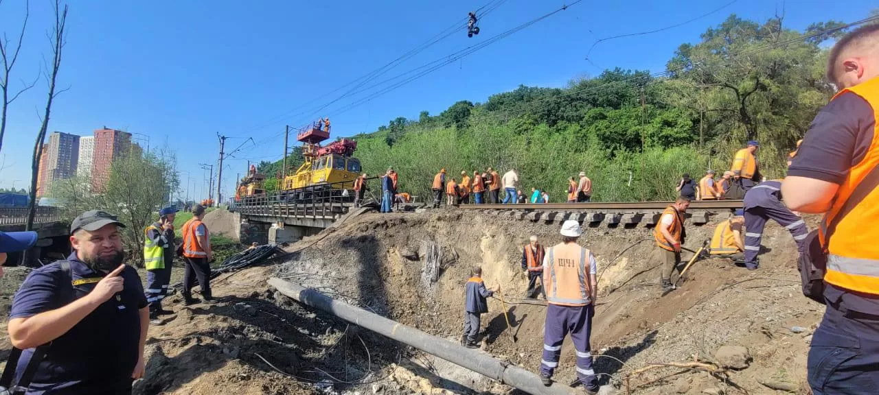 На Київщині внаслідок атаки пошкоджено залізничну ділянку / Фото: Укрзалізниця