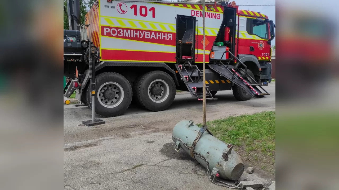 Сапери знешкоджують бойову частину збитої ракети / Фото: Мобільний рятувальний центр швидкого реагування ДСНС України