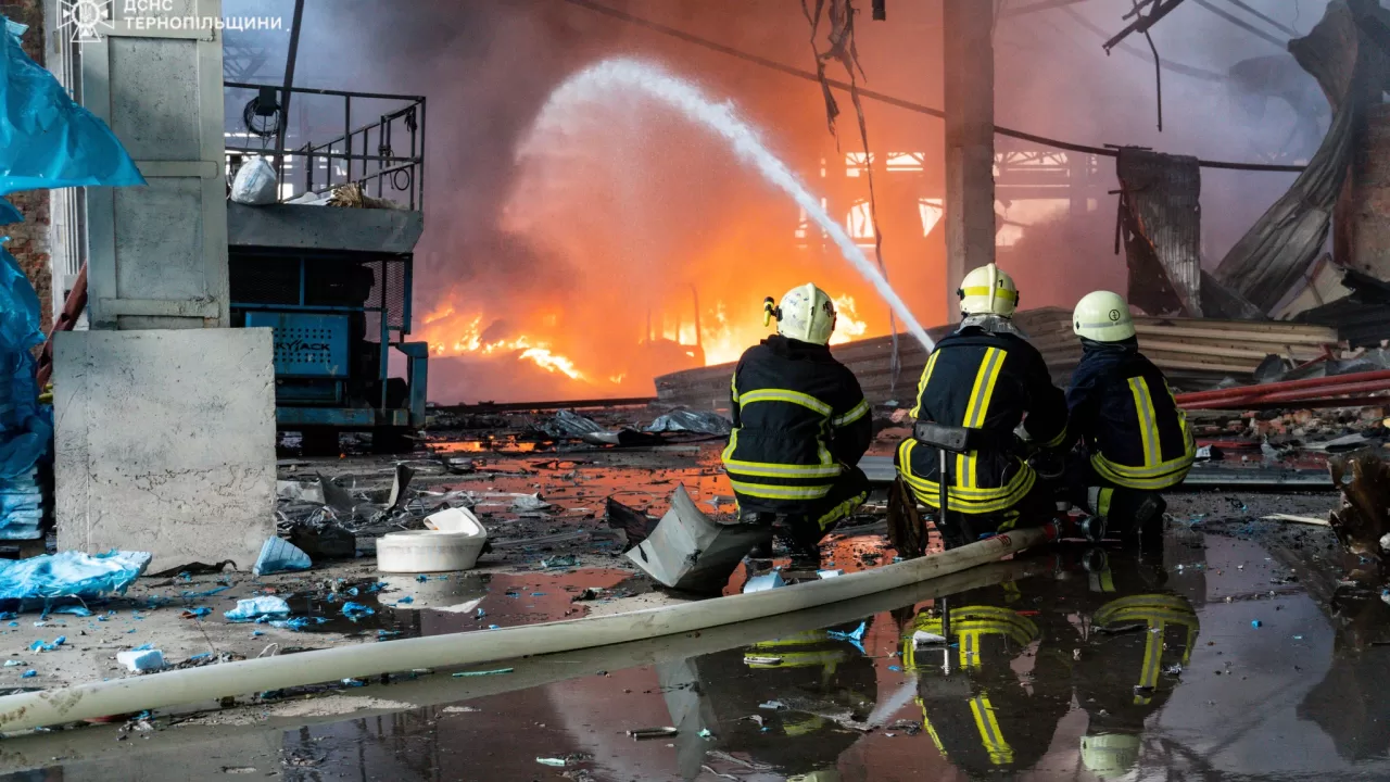 Rescuers at the scene of a fire after shelling / Photo: SES