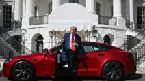Президент США Дональд Трамп вилазить червоної Tesla S / Фото: AP