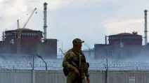 Российский оккупант вблизи Запорожской атомной электростанции / Фото: REUTERS