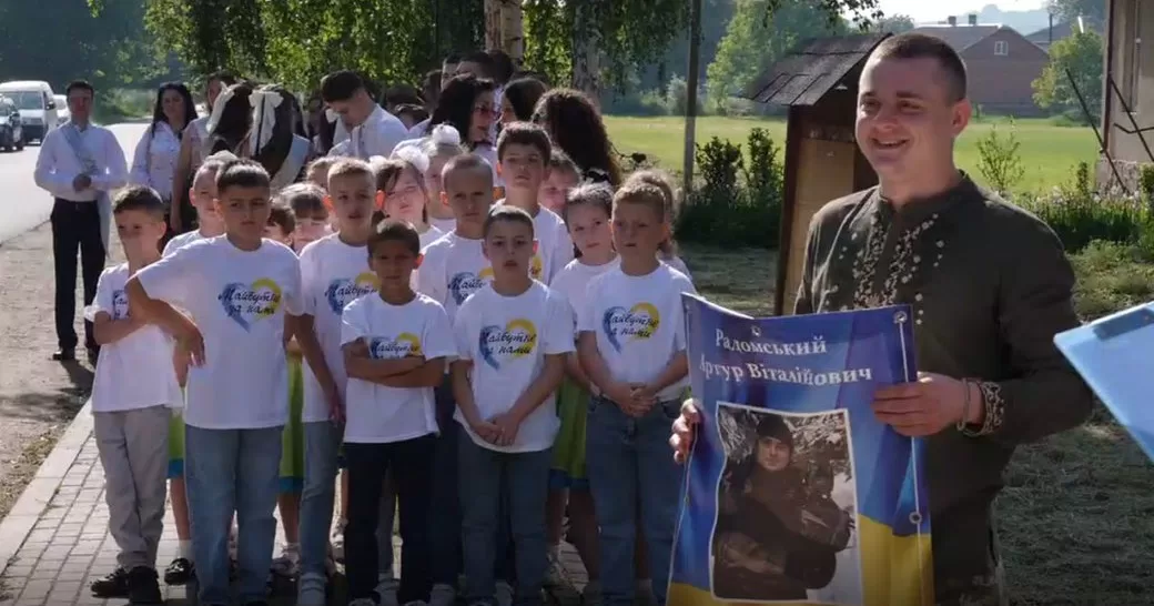 Повернувся з полону та власноруч зняв свій портрет з Алеї зниклих безвісти / Фото Суспільне Чернівці