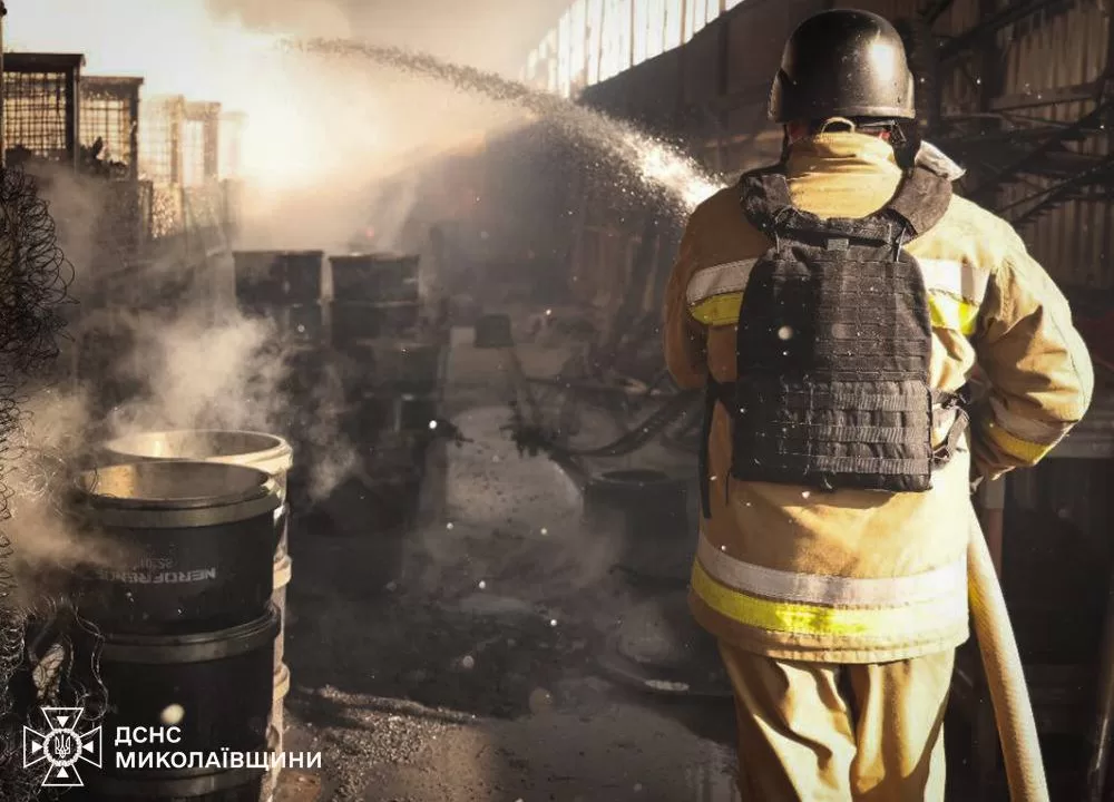Mykolaiv rescuers are extinguishing a large-scale fire caused by Russian shelling / Photo by the SES