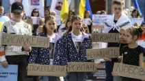 Родственники и друзья гражданских украинцев, которые находятся в российском плену, участвуют в акции протеста в Киеве, 2024 / Фото CNN