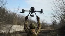 Украинский солдат запускает беспилотник, чтобы обнаружить российские позиции вблизи Бахмута, 5 марта 2023 года / Фото AFP