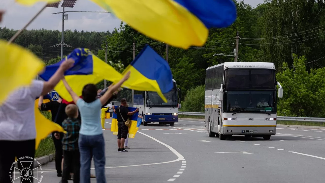 Украинцы встречают освобожденных из плена военных / Фото: СБУ
