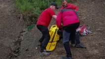 Надання допомоги постраждалому в горах на Львівщині / Фото: ДСНС