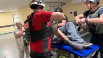 Медики надають допомогу постраждалому від обстрілу / Фото: Дніпро ОДА