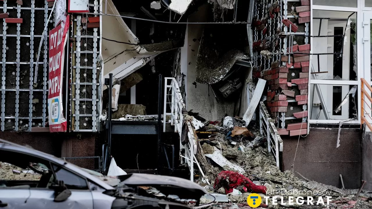 Consequences of an enemy attack in Obolonskyi district of Kiev / Photo: Yan Dobronosov / Telegraf