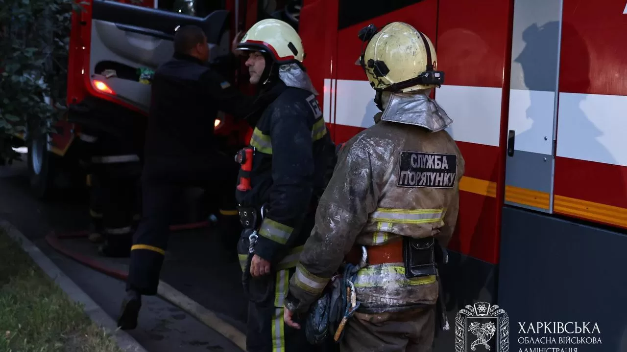 Працівники ДСНС ліквідовують наслідки ударів по Харкову / Фото: Харківська ОВА