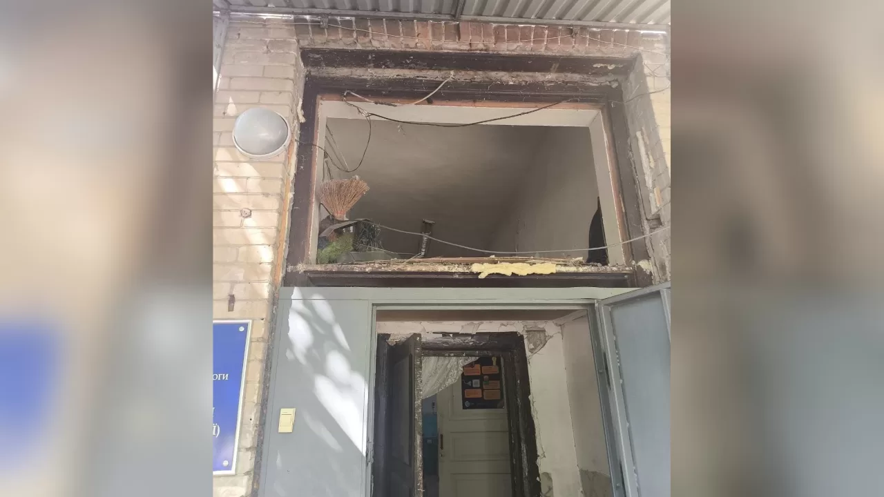 Наслідки авіаудару біля відділення "швидкої" в Куп'янську 11 червня / Фото: КНП ХОР "Центр екстреної медичної допомоги та медицини катастроф"