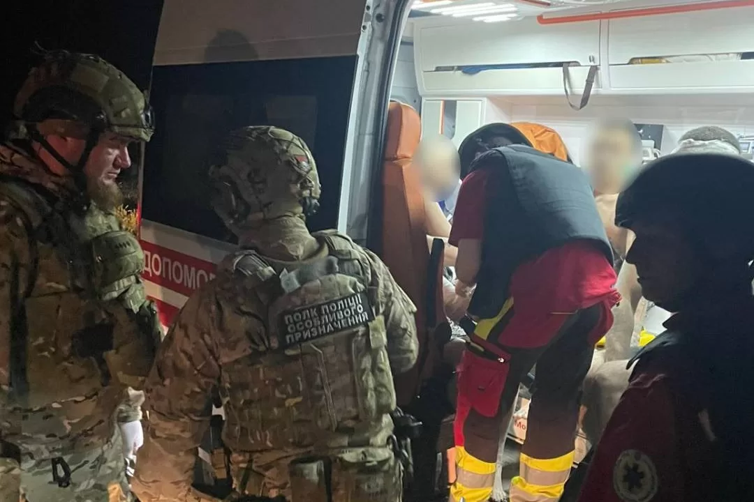 Медики та правоохоронці на місці обстрілу / Фото: Поліція Харківщини