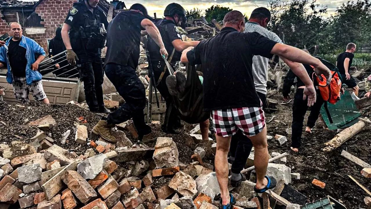 Після авіаудару по Харківщині з-під завалів дістали жінку з дитиною / Фото: ДСНС