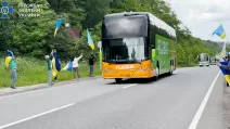 Автобусы с освобожденными из плена защитниками / Скриншот