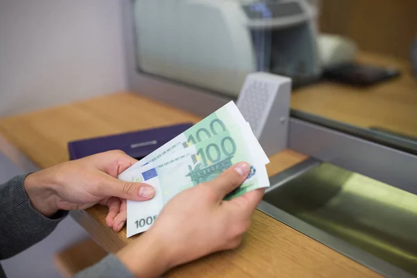 Людина з валютою в пункті обміну / Фото ілюстративне: Depositphotos