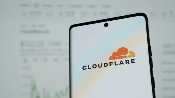  Смартфон із веб-сторінкою американської IT-компанії Cloudflare Inc. / Фото: Depositphotos, MamunSheikh