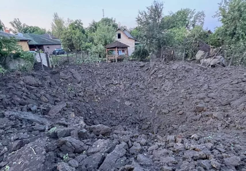 Воронка после российского удара / Фото: Донецкая ОВА