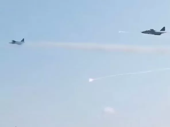 Российский истребитель наносит удары по своему же Су-25 / Скриншот