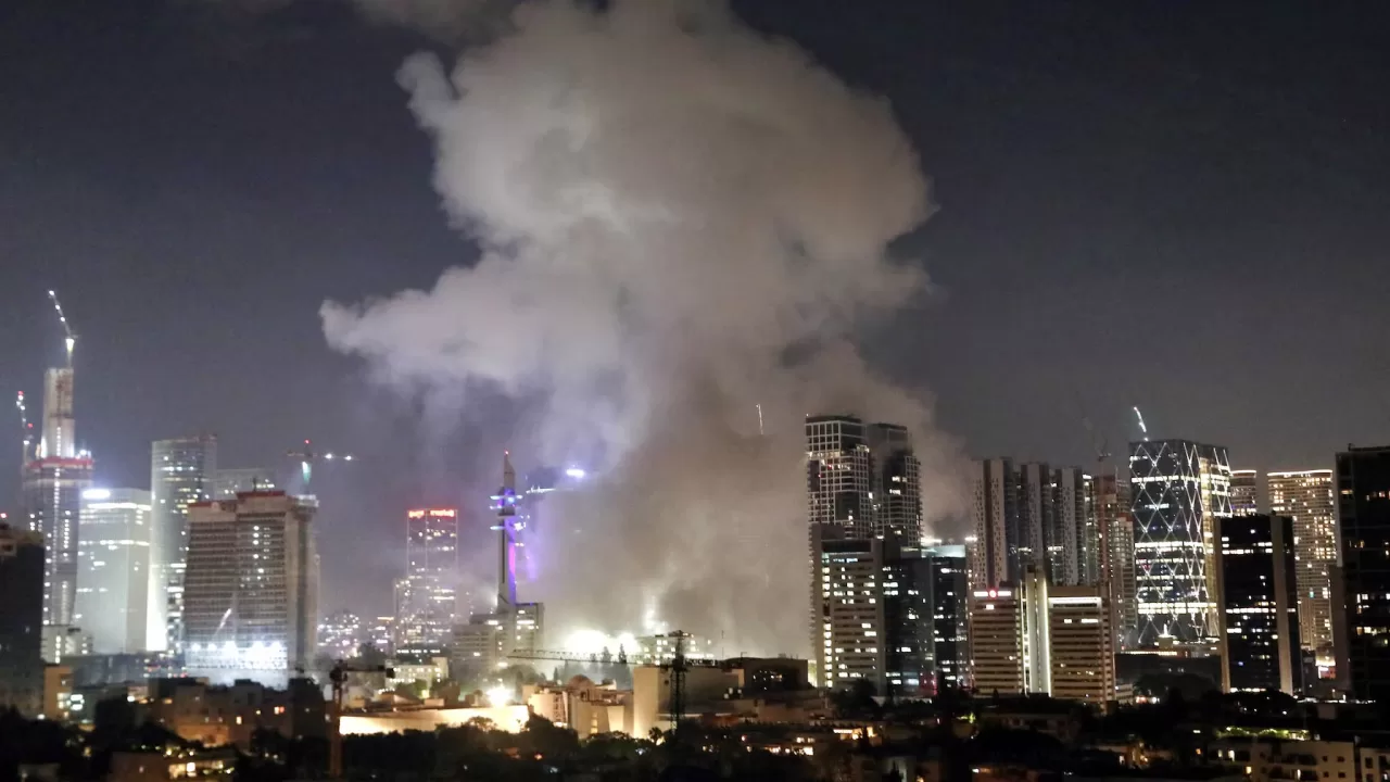 Дим здіймається після ракетної атаки Ірану на Ізраїль. Тель-Авів, 13 червня 2025 / Фото Reuters