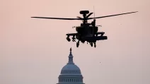 Вертолет Boeing AH-64 Apache, который будет использоваться на параде, готовится к посадке на Национальной аллее / Фото Reuters