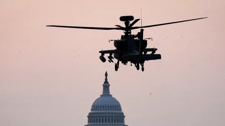 В США празднуют день рождения Трампа военным парадом и протестами