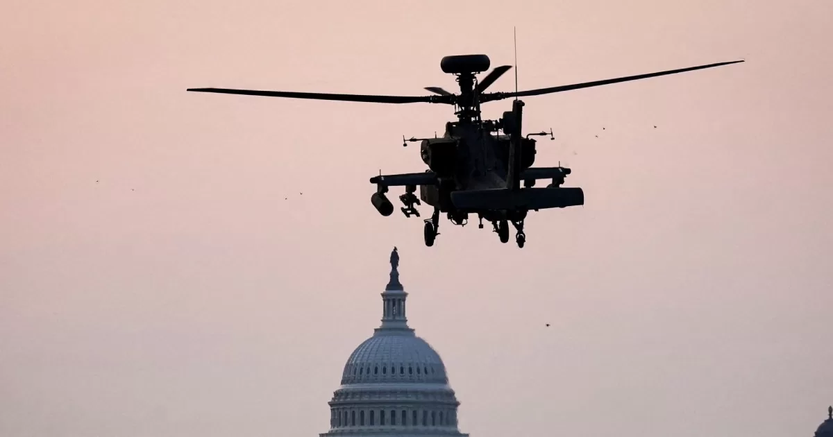Вертоліт Boeing AH-64 Apache, який буде використовуватися на параді, готується до посадки на Національній алеї / Фото Reuters