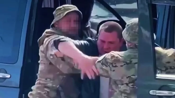 Насилиее против сотрудников ТЦК: в Киеве – ДТП, в Одессе – нападение с ножом