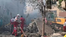 Рятувальники працюють на місці ізраїльського удару в Тегерані / Фото AP