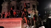 Рятувальники та співробітники служб безпеки працюють після удару ракет, випущених з Ірану по житловому будинку в Тамрі, на півночі Ізраїлю, 15 червня 2025 / Фото Reuters