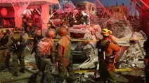 Розбір завалів в Бат-Ямі вранці 15 червня 2025 / Фото AFP