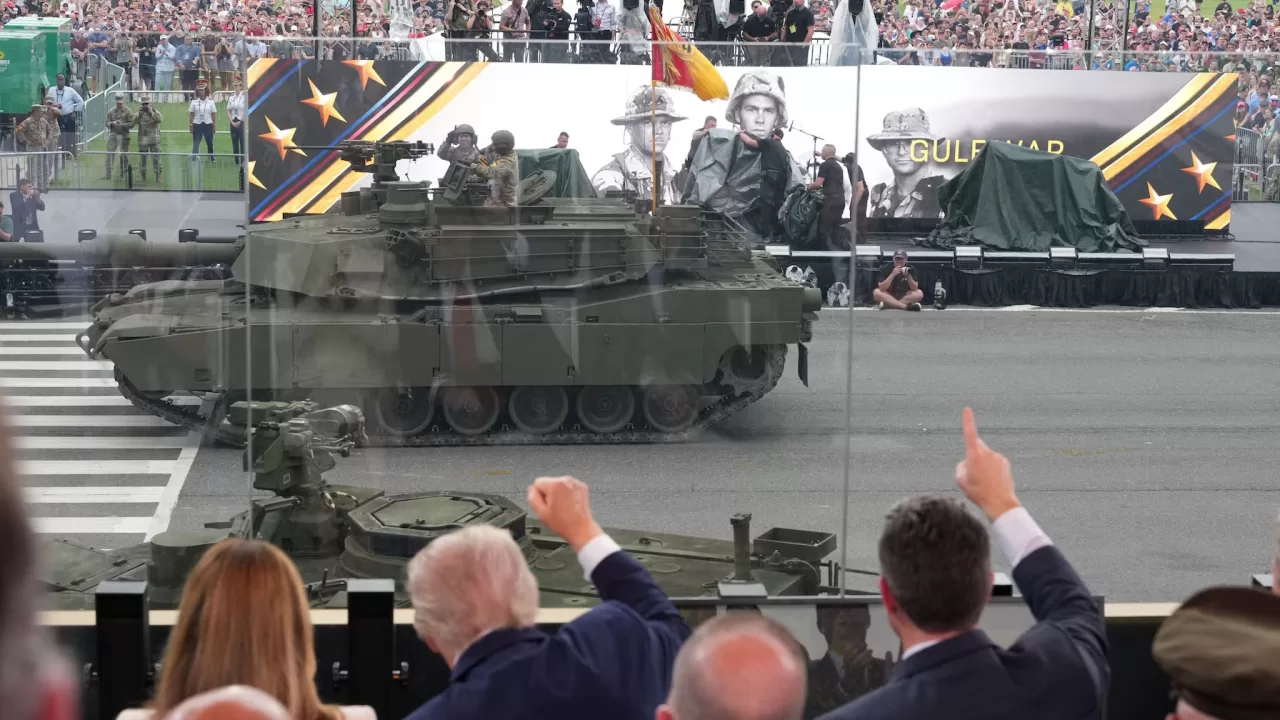 Президент Трамп і перша леді Меланія Трамп на трибуні / Фото Reuters