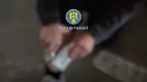 Чоловік примотав до себе 810 тисяч доларів, жінка – 590 тисяч доларів / Скріншот відео румунських прикордонників