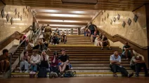 Люди прячутся в метро во время российского беспилотного удара в Киеве, 6 июня 2025 года / Фото AP