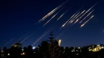 Ракеты, запущенные из Ирана в ночном небе над Иерусалимом / Фото AFP