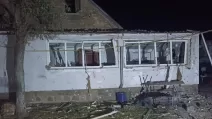 Пошкоджений внаслідок атаки дронів будинок на Київщині / Фото: Микола Калашник
