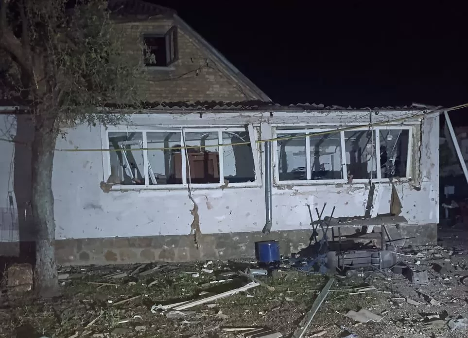 Поврежденный в результате атаки дронов дом в Киевской области / Фото: Николай Калашник