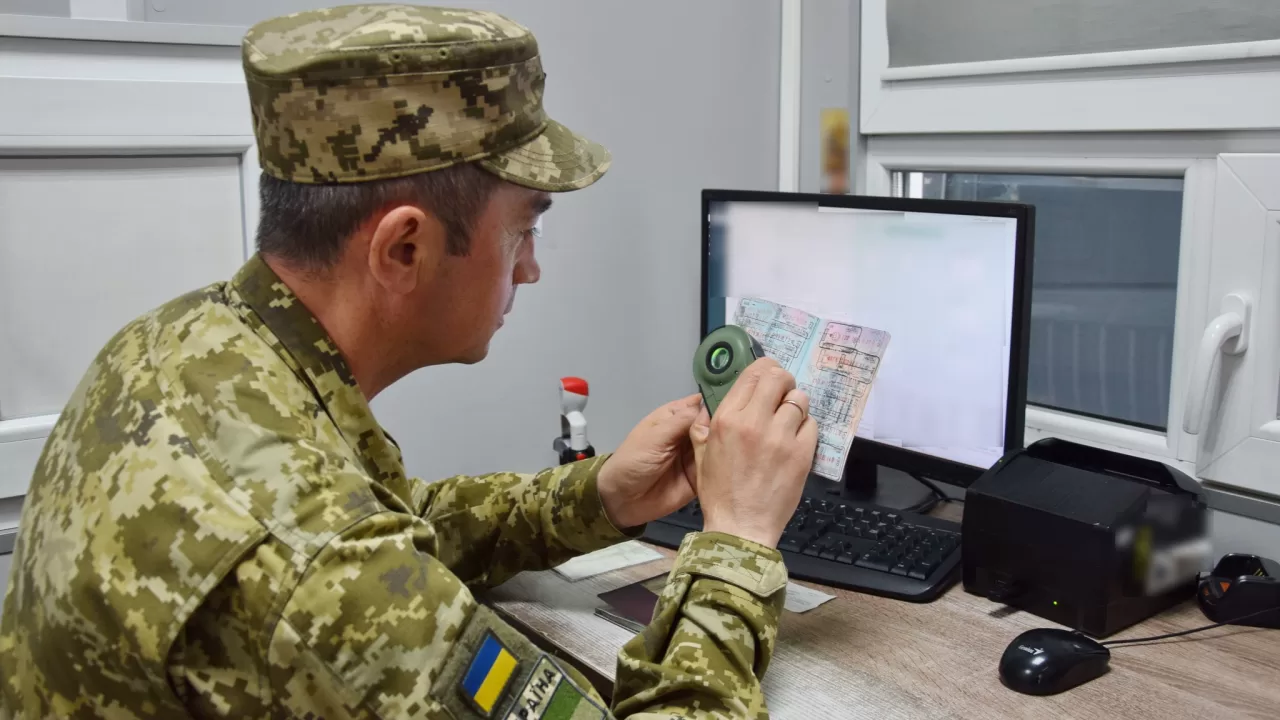 Проверка документов на границе / Фото: ГПСУ