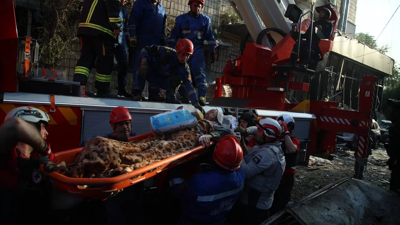 Рятувальники на місці обстрілу в Києві / Фото: МВС