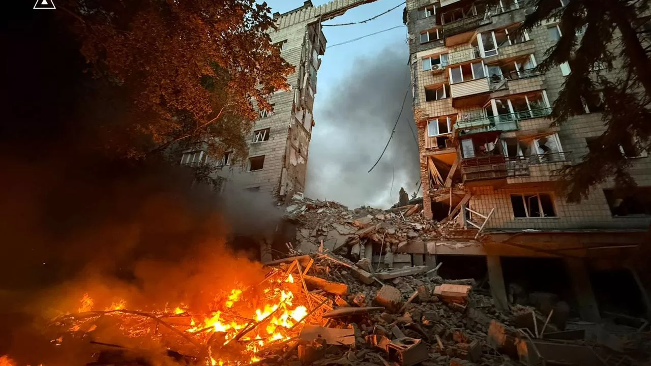 Пожар на месте обстрела в Киеве / Фото: ГСЧС