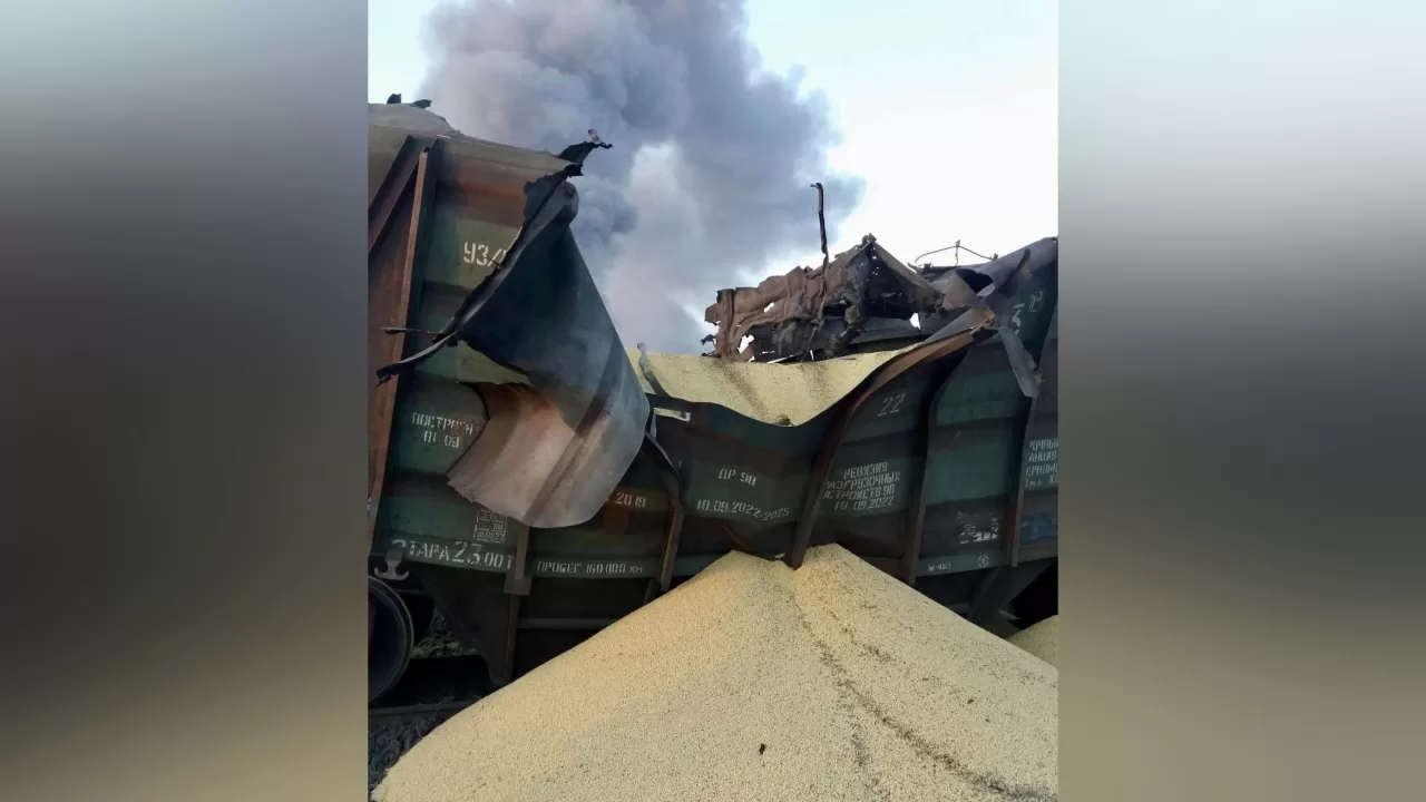 Знищений внаслідок обстрілу вагон із зерном / Фото: facebook.com/oleksandr.pertsovskyi