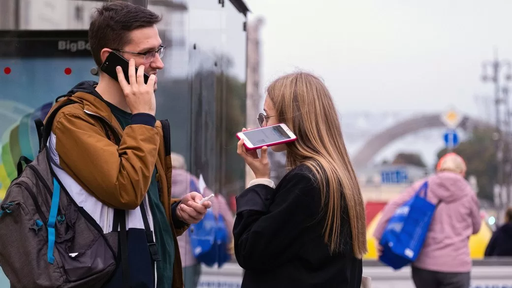 People talking on mobile phones / Photo: UNIAN