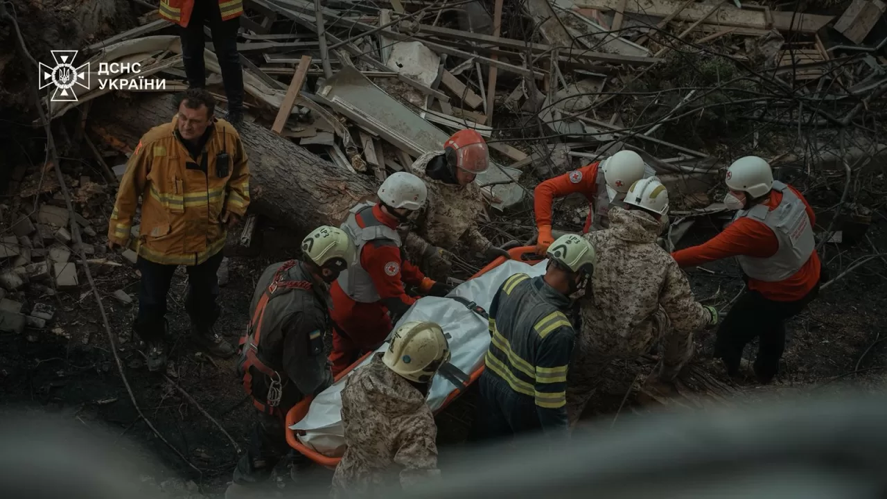 Рятувальники деблокували тіло загиблої людини у Києві / Фото: ДСНС