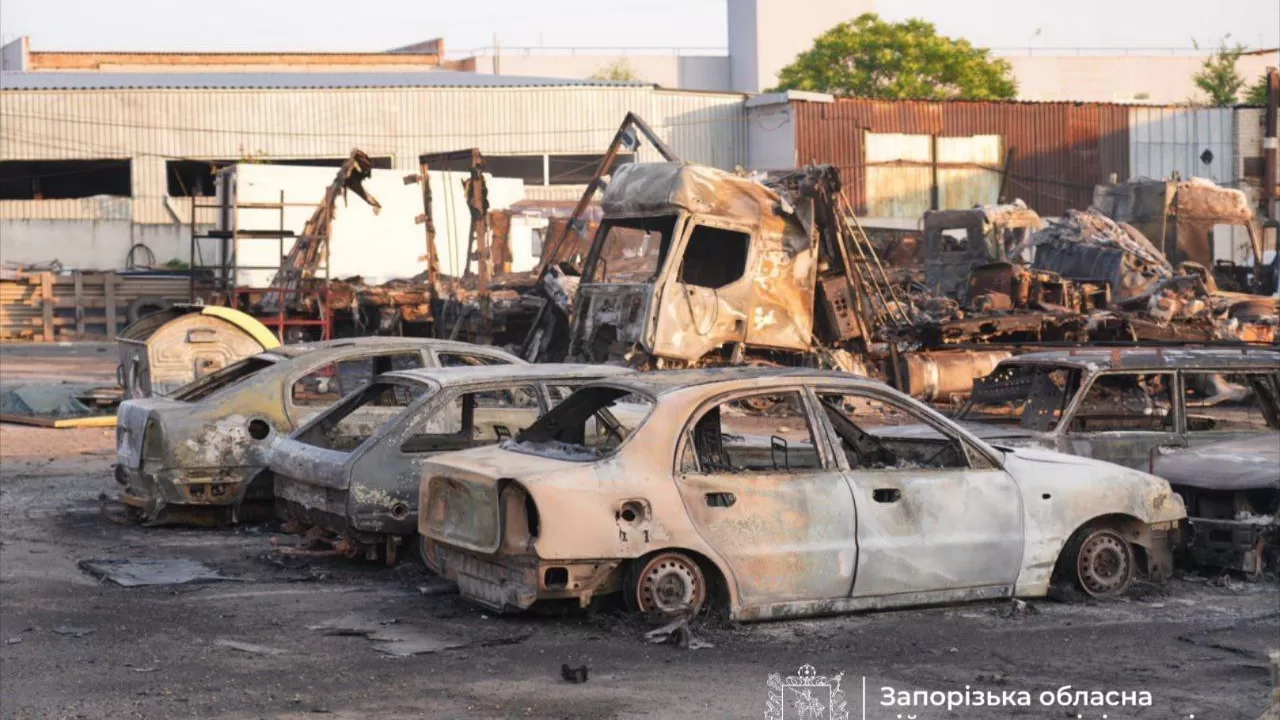 Знищені автівки у Запоріжжі / Фото: Іван Федоров