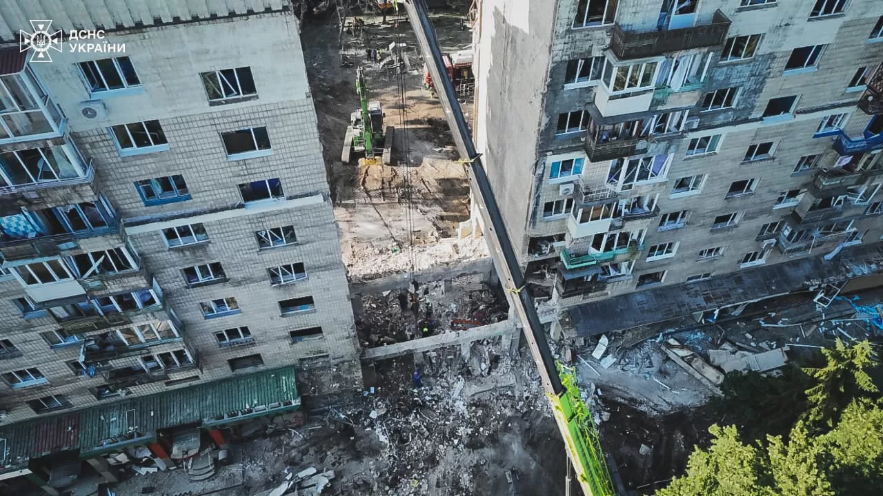 На месте ракетного удара в Киеве ищут погибших / Фото: ГСЧС