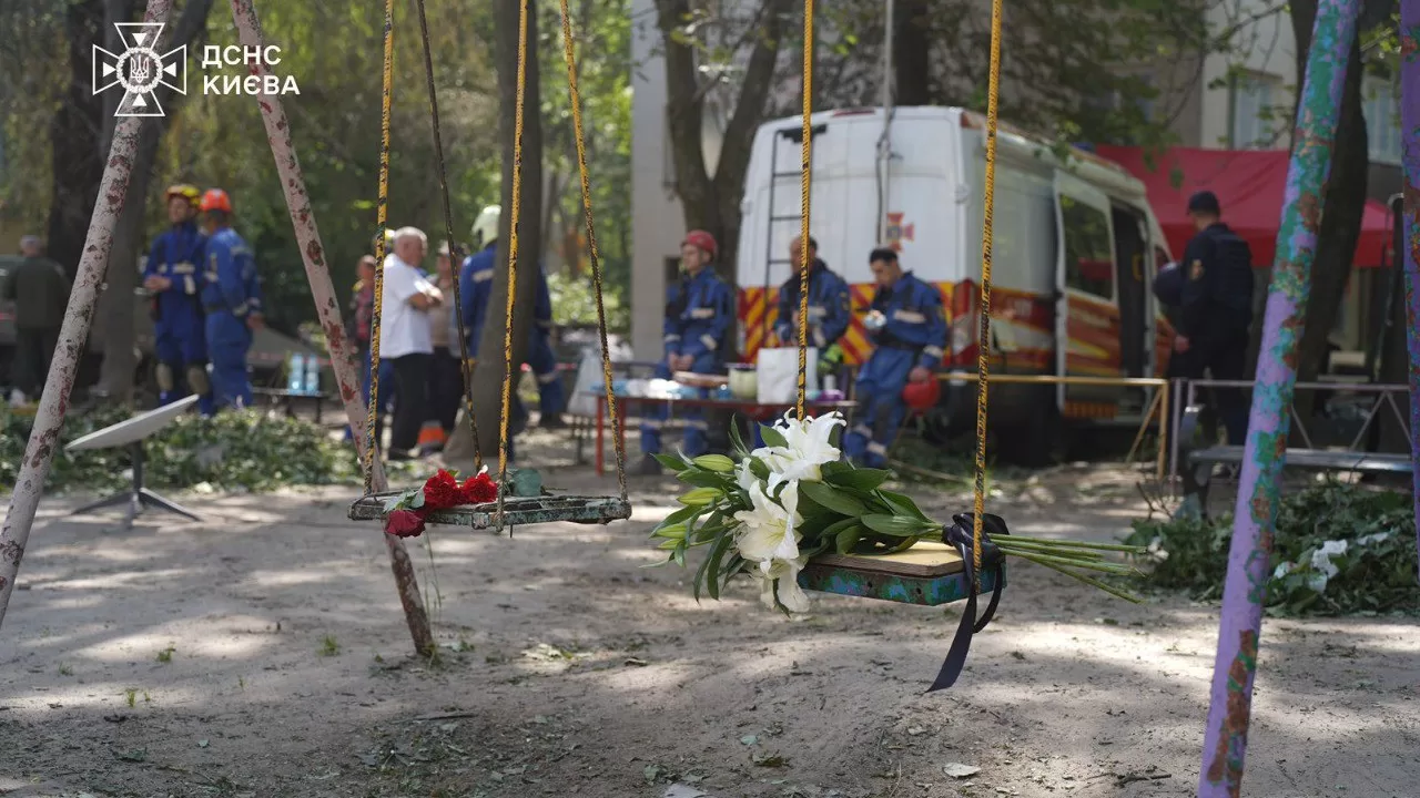 People bring flowers to the site of the Russian strike in Kyiv / Photo: State Emergency Service